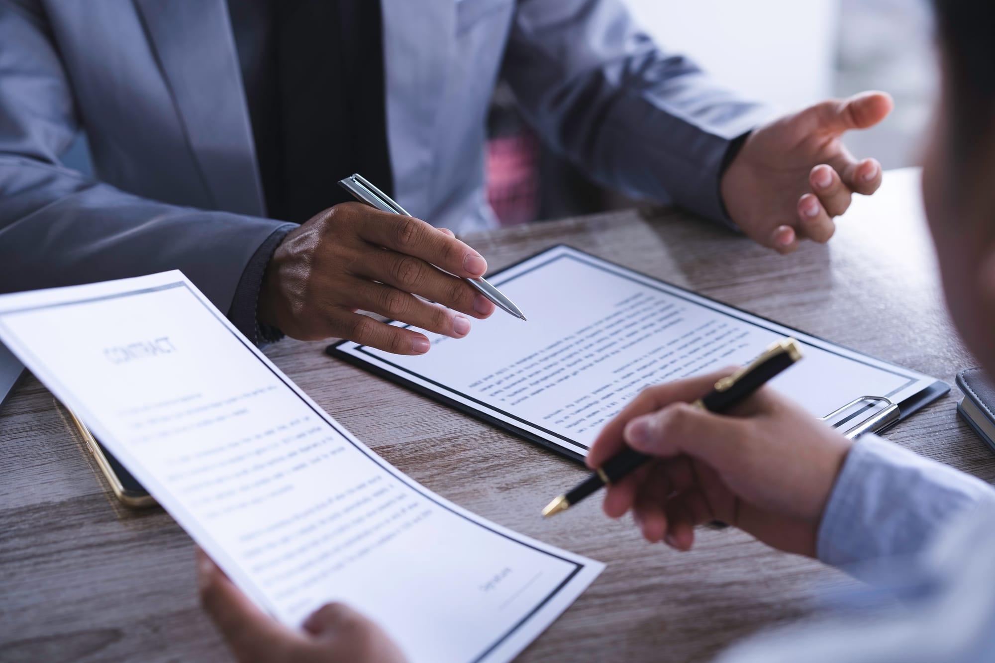 Адвокат разглежда документи на клиент — как работим